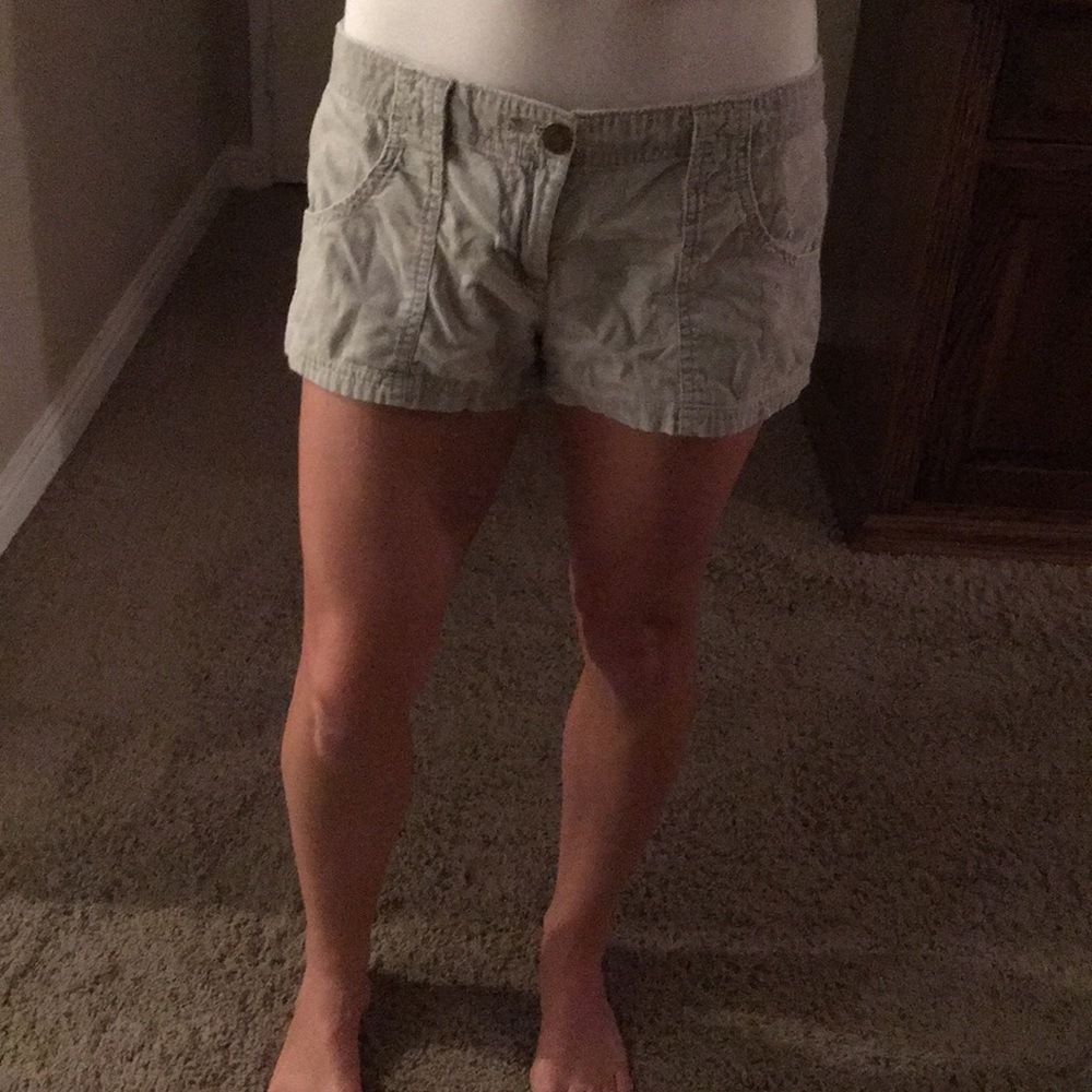 American Eagle beige shorts